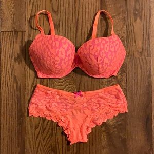 Victoria’s Secret push up bra & S undies like new